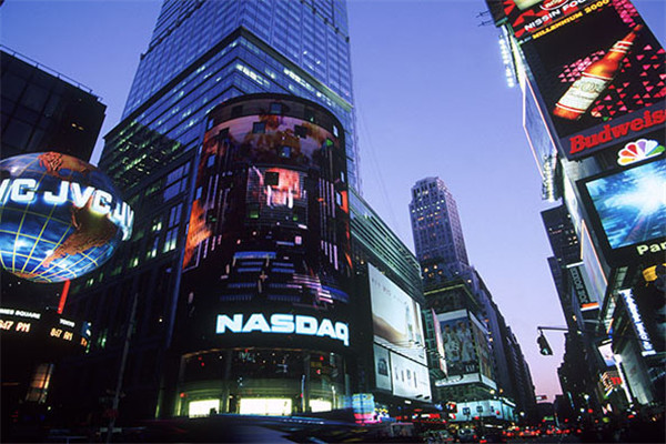 Difference Between the Dow Jones and Nasdaq Indices