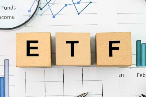 新手投资者该如何选择合适的ETF推荐?